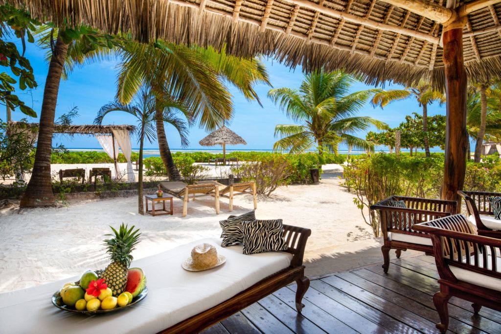 Terrasse d’hôtel en bord de mer à Zanzibar avec mobilier en bois