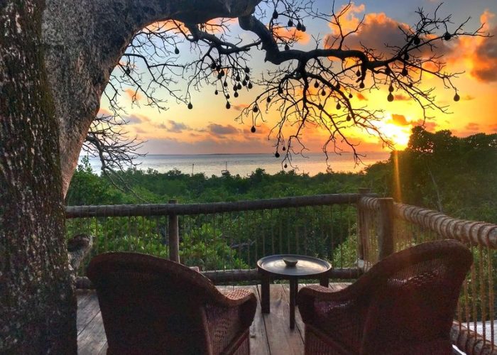 Terrasse du Chole Mjini Lodge au coucher du soleil en Tanzanie