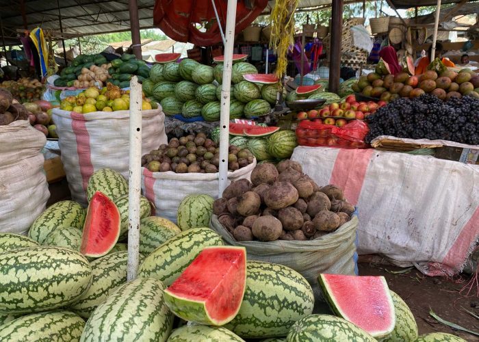 Étals d’épices et fruits au marché d’Arusha
