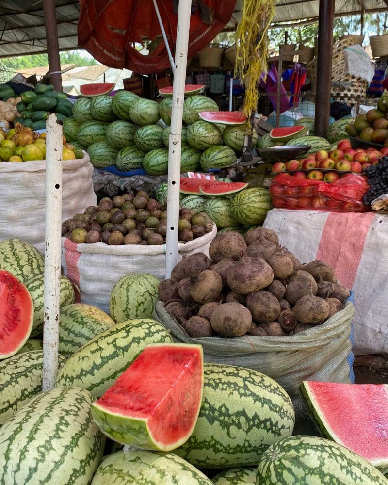 Étals d’épices et fruits au marché d’Arusha