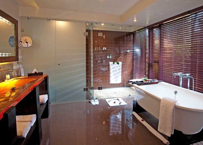 ArushaCoffeeLodge---Plantation-Suite-Bathroom-2