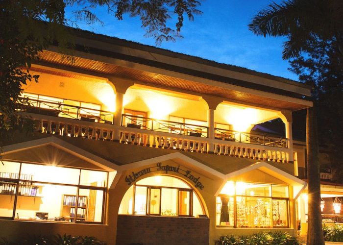 Façade éclairée de l’Ilboru Safari Lodge à Arusha