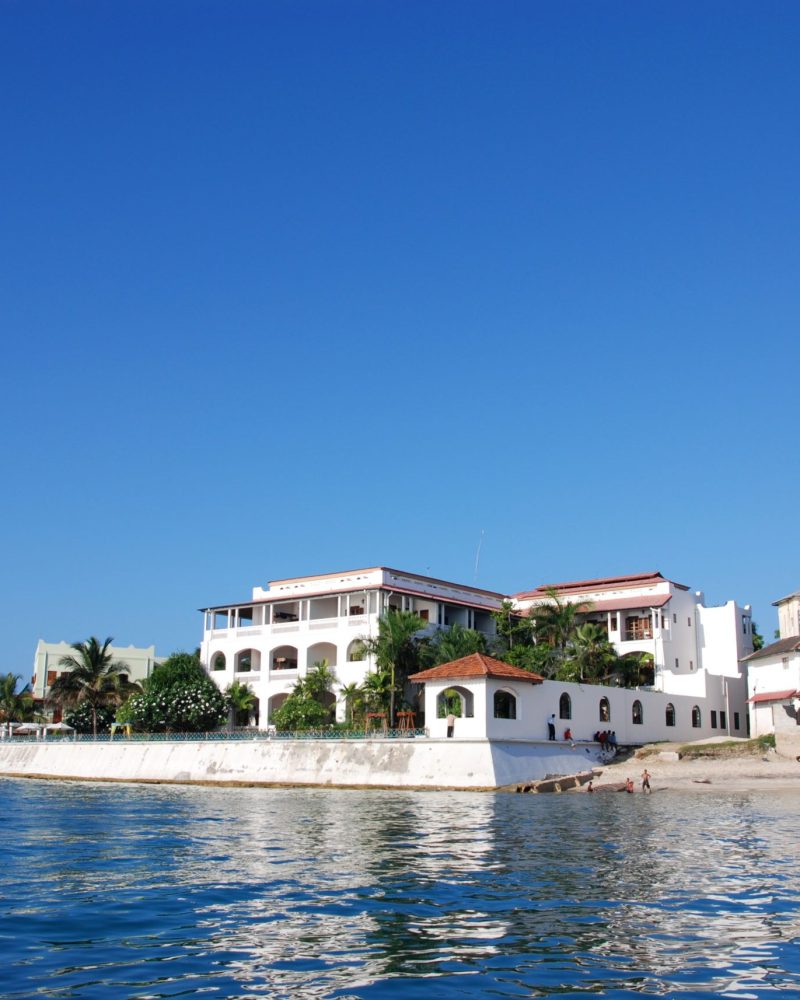 Maisons blanches et bateaux sur le littoral de Zanzibar