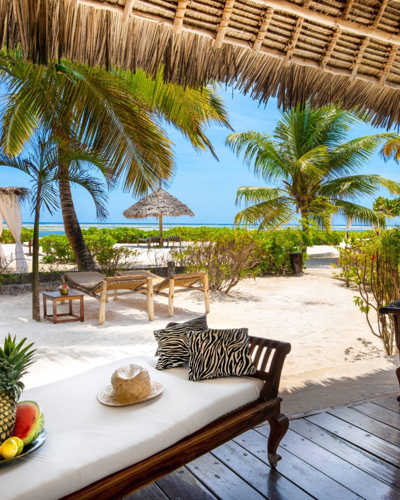 Terrasse d’hôtel en bord de mer à Zanzibar avec mobilier en bois
