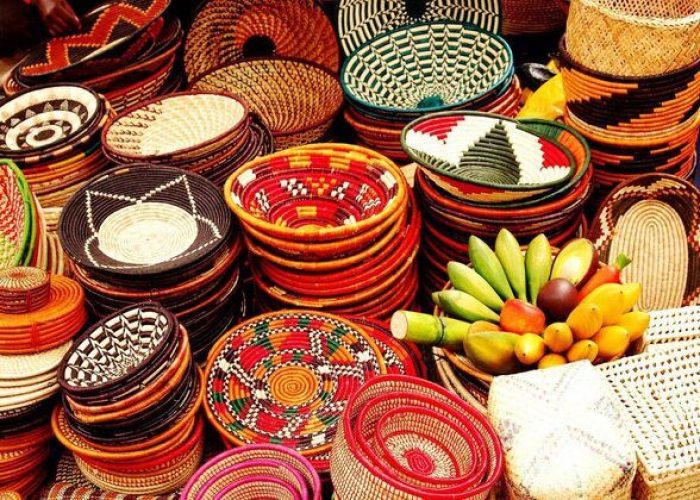 Marché artisanal et souvenirs à Arusha